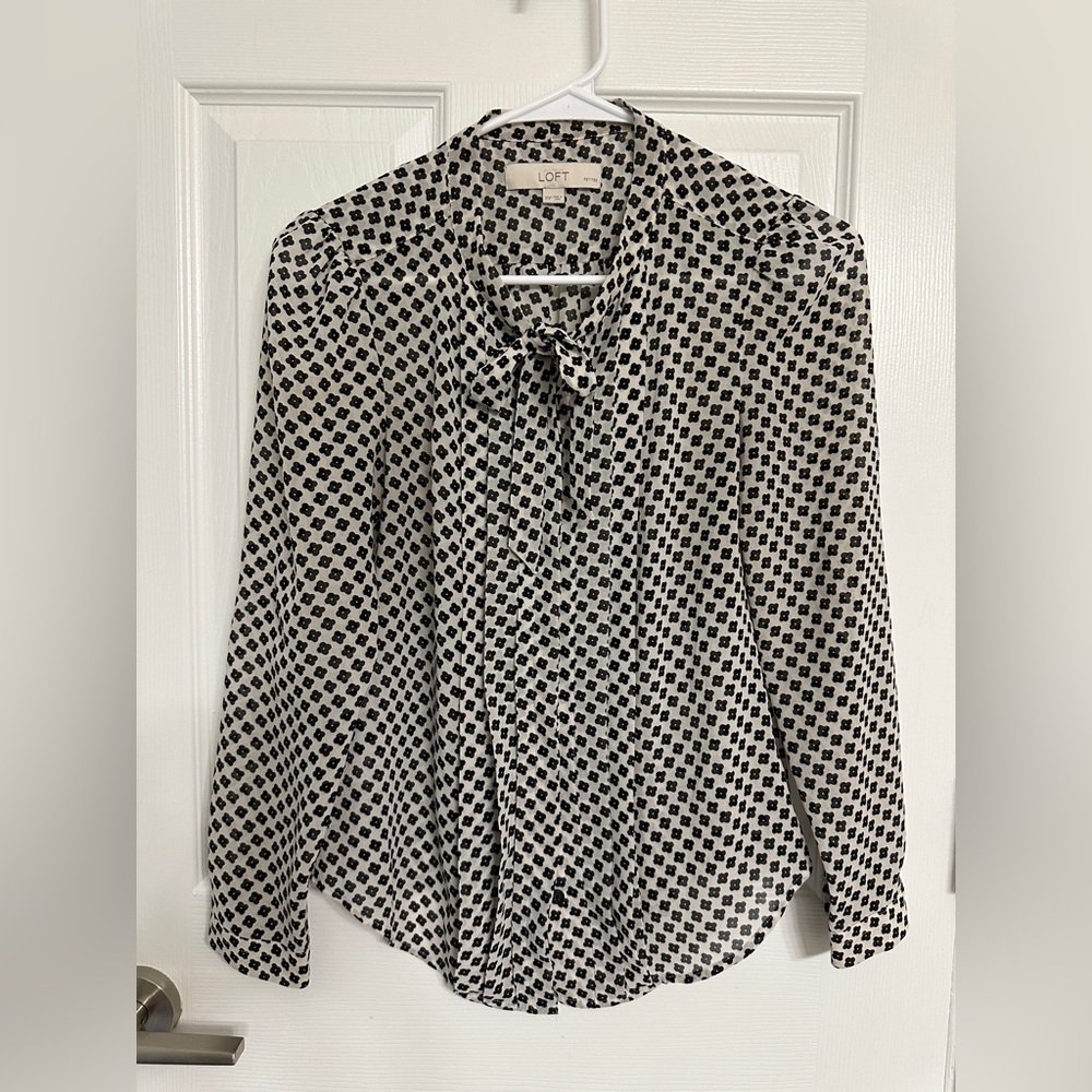 LOFT Monochrome Floral Patterned Top